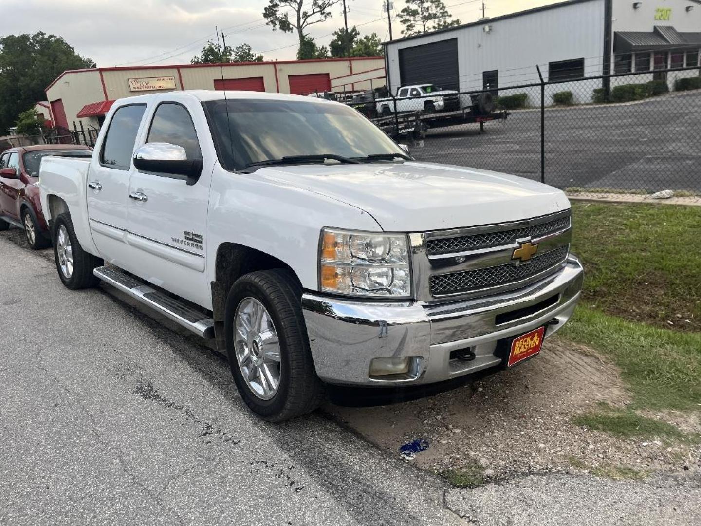 2013 WHITE CHEVROLET SILVERADO 1500 LT Crew Cab 2WD (3GCPCSE0XDG) with an 5.3L V8 OHV 16V FFV engine, AUTOMATIC transmission, located at 2303 West Mt. Houston, Houston, 77038, (281) 507-3956, 29.771597, -95.339569 - Photo#0