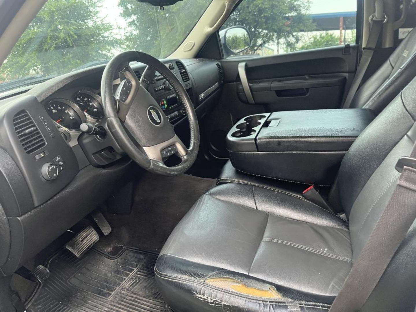 2013 WHITE CHEVROLET SILVERADO 1500 LT Crew Cab 2WD (3GCPCSE0XDG) with an 5.3L V8 OHV 16V FFV engine, AUTOMATIC transmission, located at 2303 West Mt. Houston, Houston, 77038, (281) 507-3956, 29.771597, -95.339569 - Photo#2