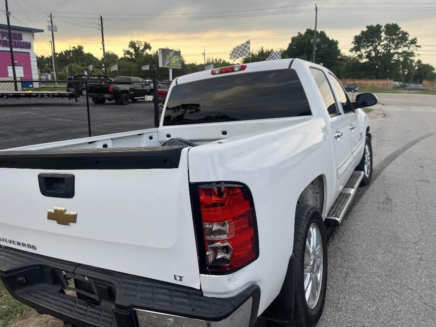 2013 WHITE CHEVROLET SILVERADO 1500 LT Crew Cab 2WD (3GCPCSE0XDG) with an 5.3L V8 OHV 16V FFV engine, AUTOMATIC transmission, located at 2303 West Mt. Houston, Houston, 77038, (281) 507-3956, 29.771597, -95.339569 - Photo#3