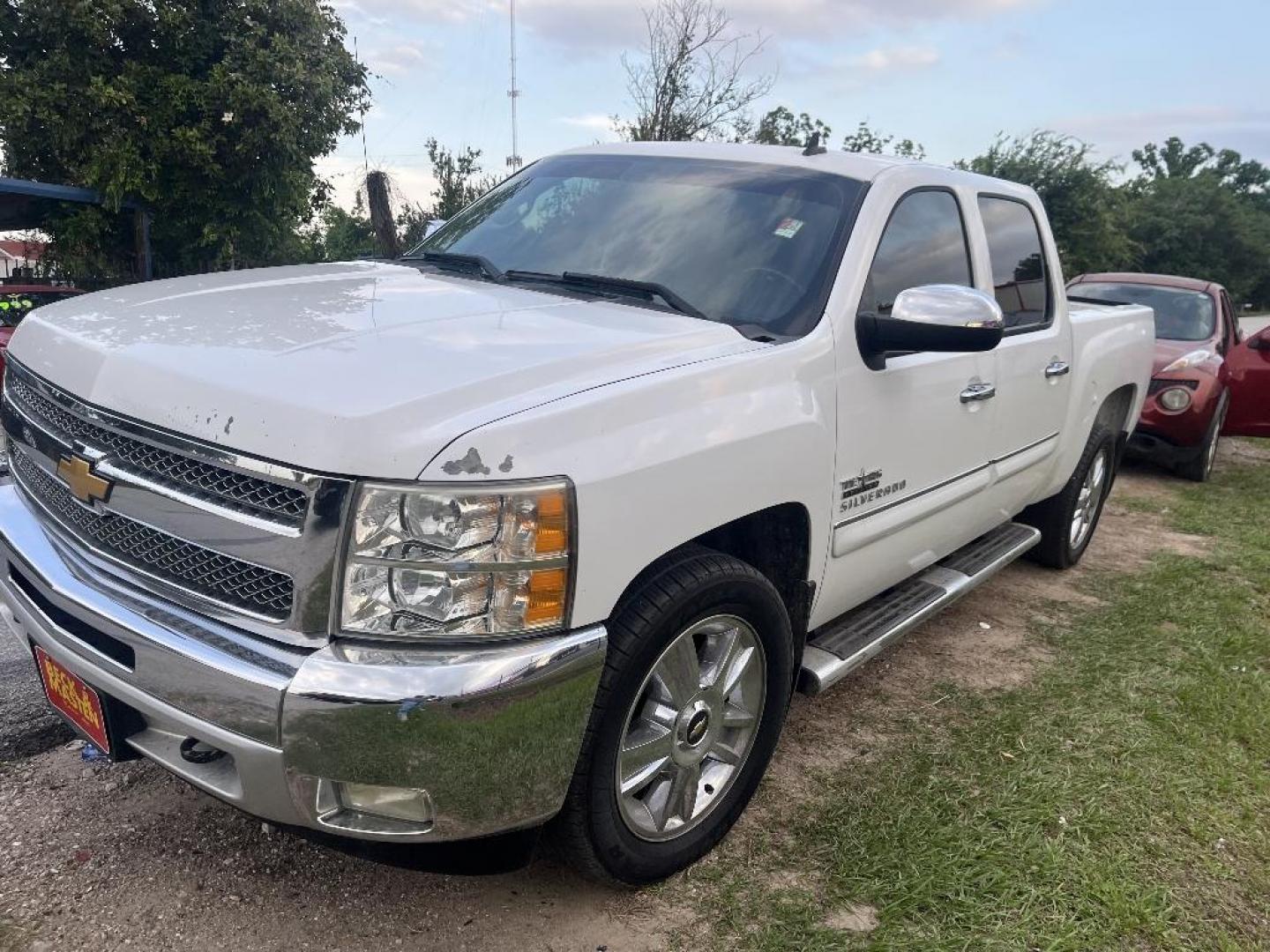 2013 WHITE CHEVROLET SILVERADO 1500 LT Crew Cab 2WD (3GCPCSE0XDG) with an 5.3L V8 OHV 16V FFV engine, AUTOMATIC transmission, located at 2303 West Mt. Houston, Houston, 77038, (281) 507-3956, 29.771597, -95.339569 - Photo#4