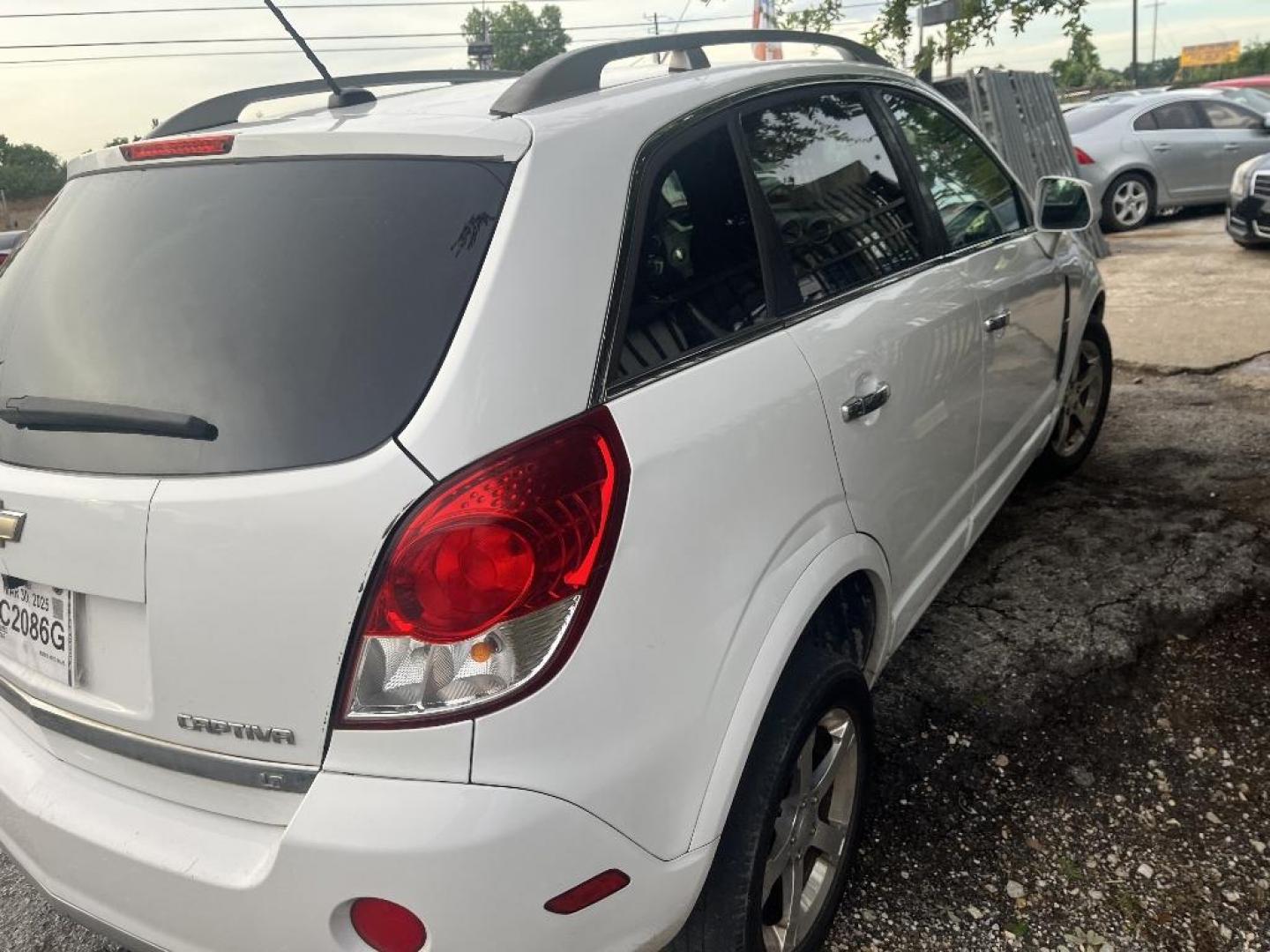 2012 WHITE CHEVROLET CAPTIVA SPORT 1LT FWD (3GNAL3E56CS) with an 3.0L V6 DOHC 24V engine, AUTOMATIC transmission, located at 2303 West Mt. Houston, Houston, 77038, (281) 507-3956, 29.771597, -95.339569 - Photo#2