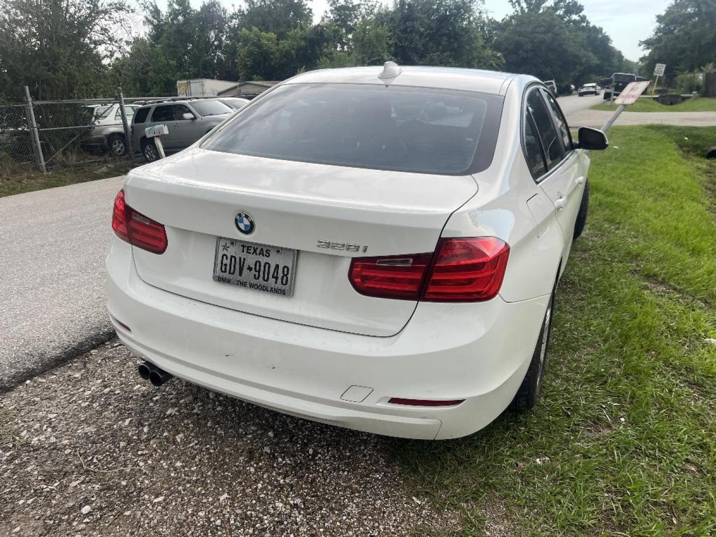 2013 WHITE BMW 3-SERIES 328i Sedan (WBA3A5C51DF) with an 2.0L L4 DOHC 16V engine, AUTOMATIC transmission, located at 2303 West Mt. Houston, Houston, 77038, (281) 507-3956, 29.771597, -95.339569 - Photo#3