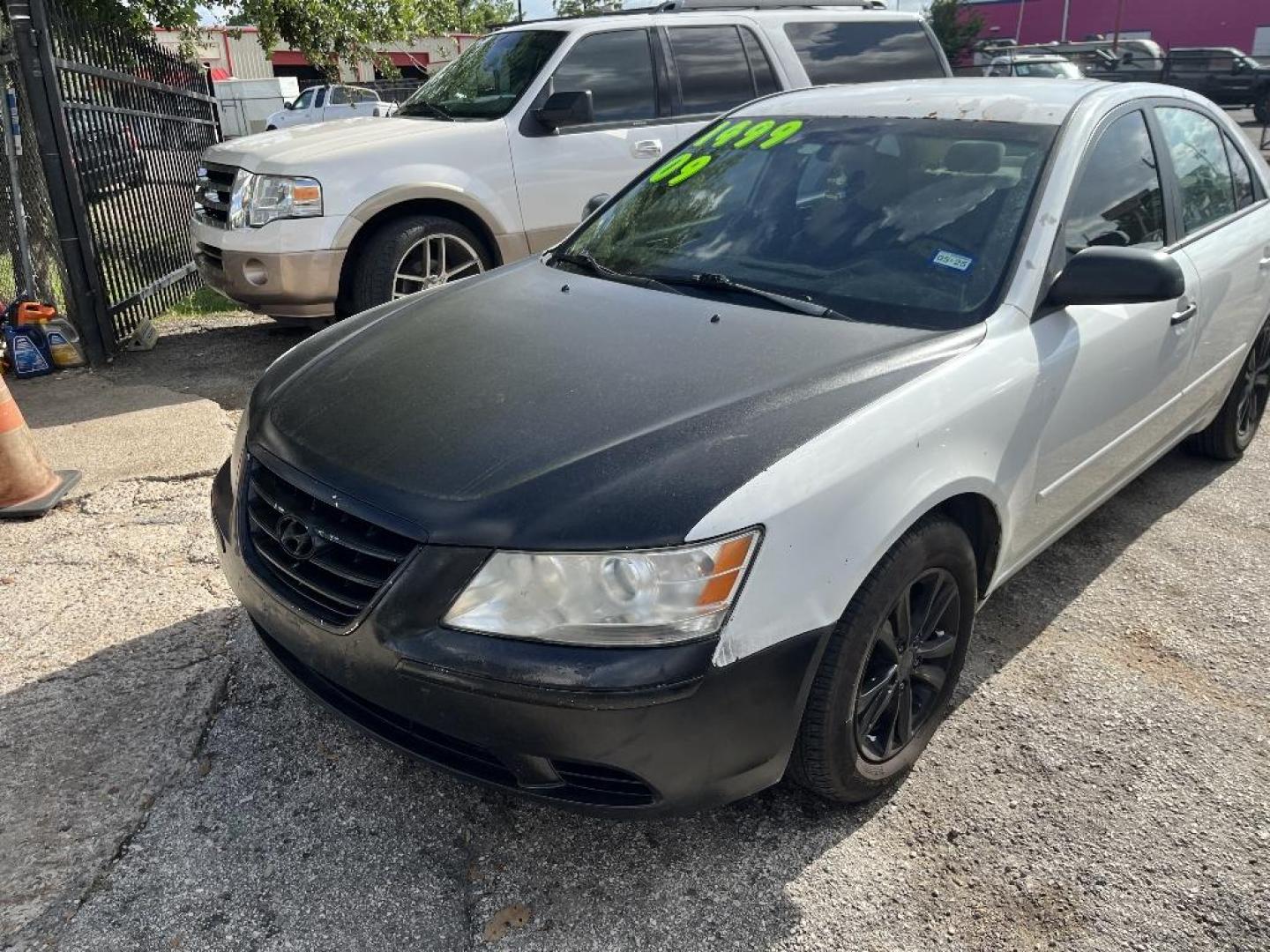 2009 WHITE HYUNDAI SONATA GLS (5NPET46C49H) with an 2.4L L4 DOHC 16V engine, AUTOMATIC transmission, located at 2303 West Mt. Houston, Houston, 77038, (281) 507-3956, 29.771597, -95.339569 - Photo#1