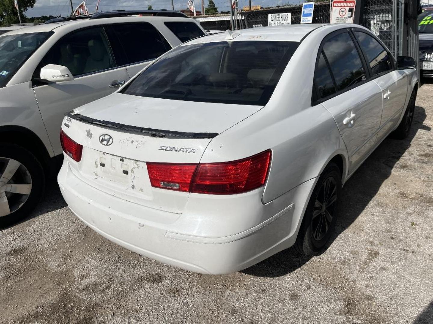 2009 WHITE HYUNDAI SONATA GLS (5NPET46C49H) with an 2.4L L4 DOHC 16V engine, AUTOMATIC transmission, located at 2303 West Mt. Houston, Houston, 77038, (281) 507-3956, 29.771597, -95.339569 - Photo#4