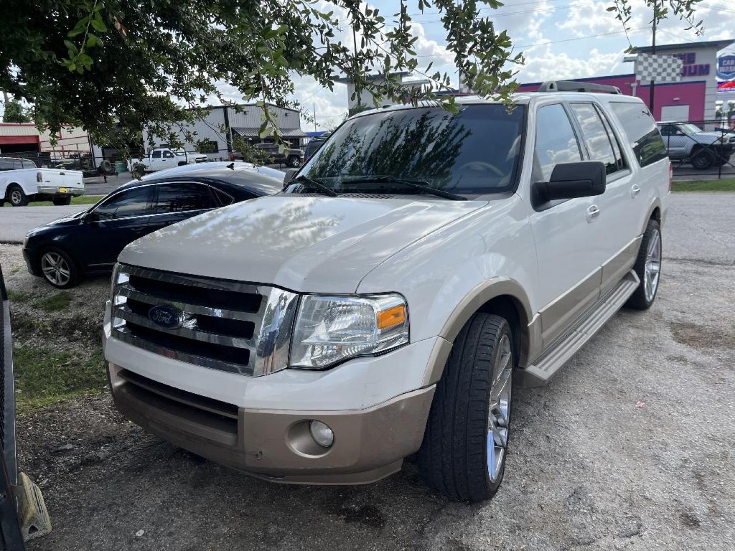 2012 WHITE FORD EXPEDITION EL King Ranch 2WD (1FMJK1H58CE) with an 5.4L V8 SOHC 16V FFV engine, AUTOMATIC transmission, located at 2303 West Mt. Houston, Houston, 77038, (281) 507-3956, 29.771597, -95.339569 - Photo#6
