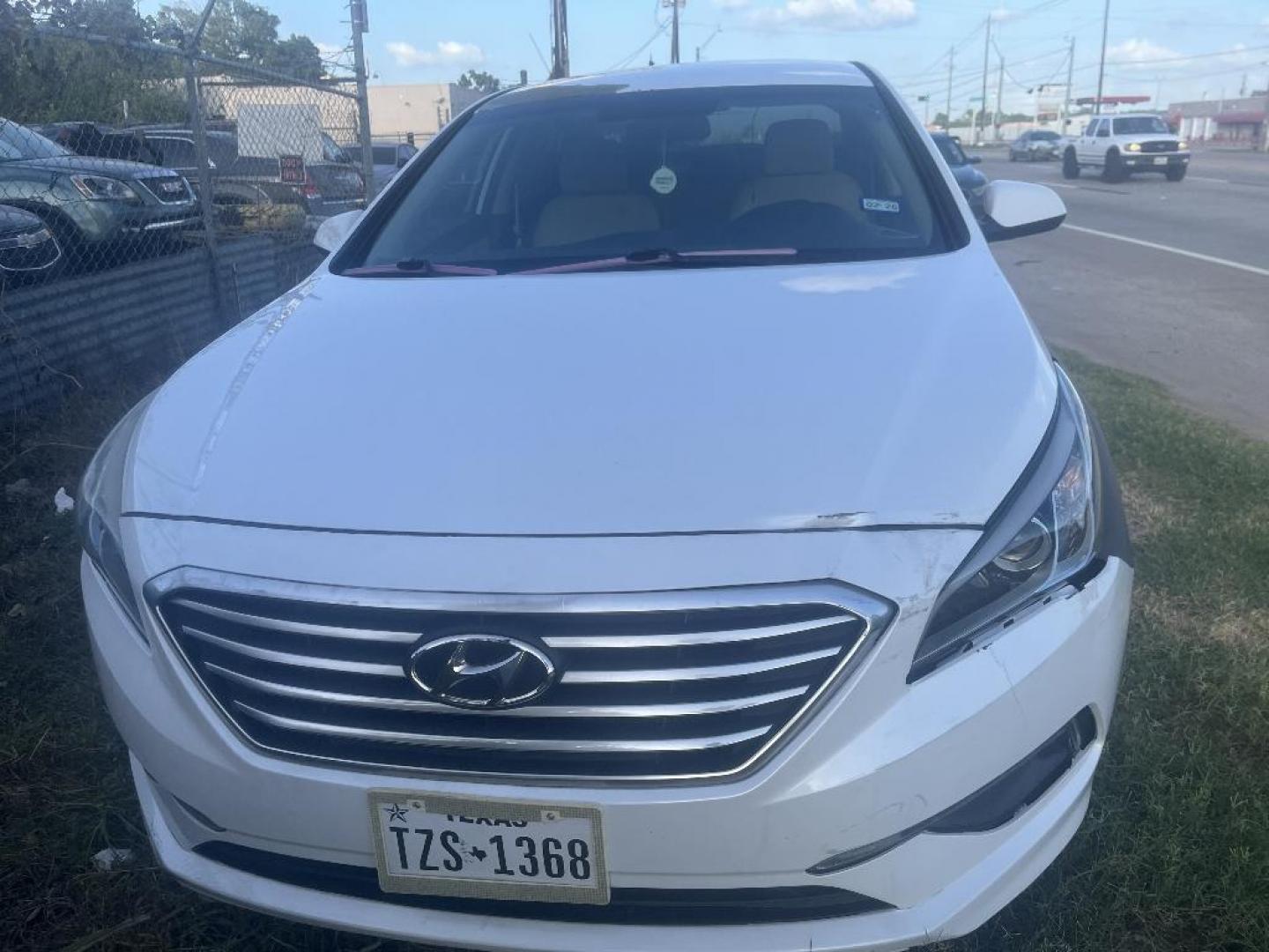 2015 WHITE HYUNDAI SONATA SE (5NPE24AF8FH) with an 2.4L L4 DOHC 16V engine, AUTOMATIC transmission, located at 2303 West Mt. Houston, Houston, 77038, (281) 507-3956, 29.771597, -95.339569 - Photo#0