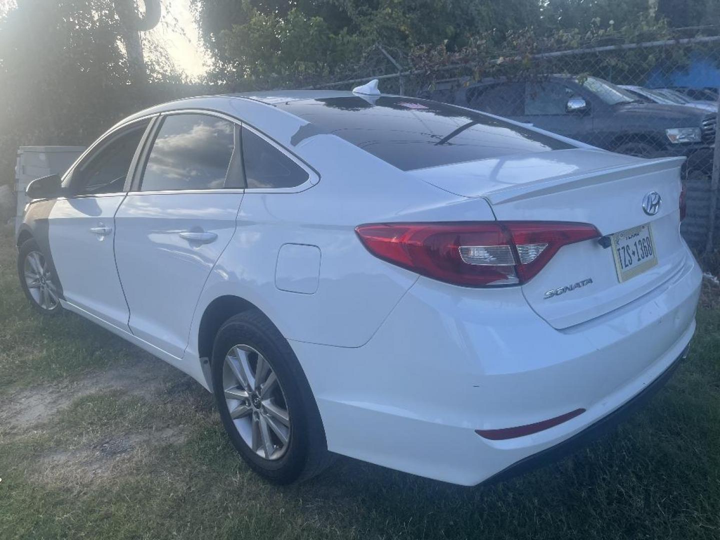 2015 WHITE HYUNDAI SONATA SE (5NPE24AF8FH) with an 2.4L L4 DOHC 16V engine, AUTOMATIC transmission, located at 2303 West Mt. Houston, Houston, 77038, (281) 507-3956, 29.771597, -95.339569 - Photo#1