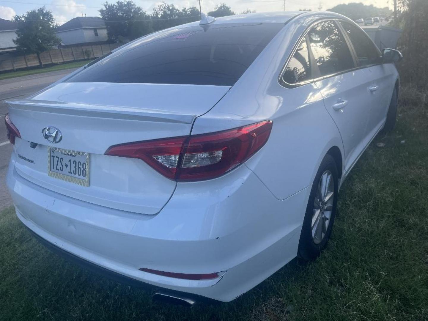 2015 WHITE HYUNDAI SONATA SE (5NPE24AF8FH) with an 2.4L L4 DOHC 16V engine, AUTOMATIC transmission, located at 2303 West Mt. Houston, Houston, 77038, (281) 507-3956, 29.771597, -95.339569 - Photo#2