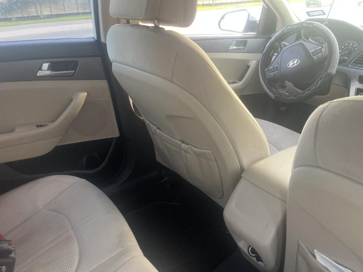 2015 WHITE HYUNDAI SONATA SE (5NPE24AF8FH) with an 2.4L L4 DOHC 16V engine, AUTOMATIC transmission, located at 2303 West Mt. Houston, Houston, 77038, (281) 507-3956, 29.771597, -95.339569 - Photo#3