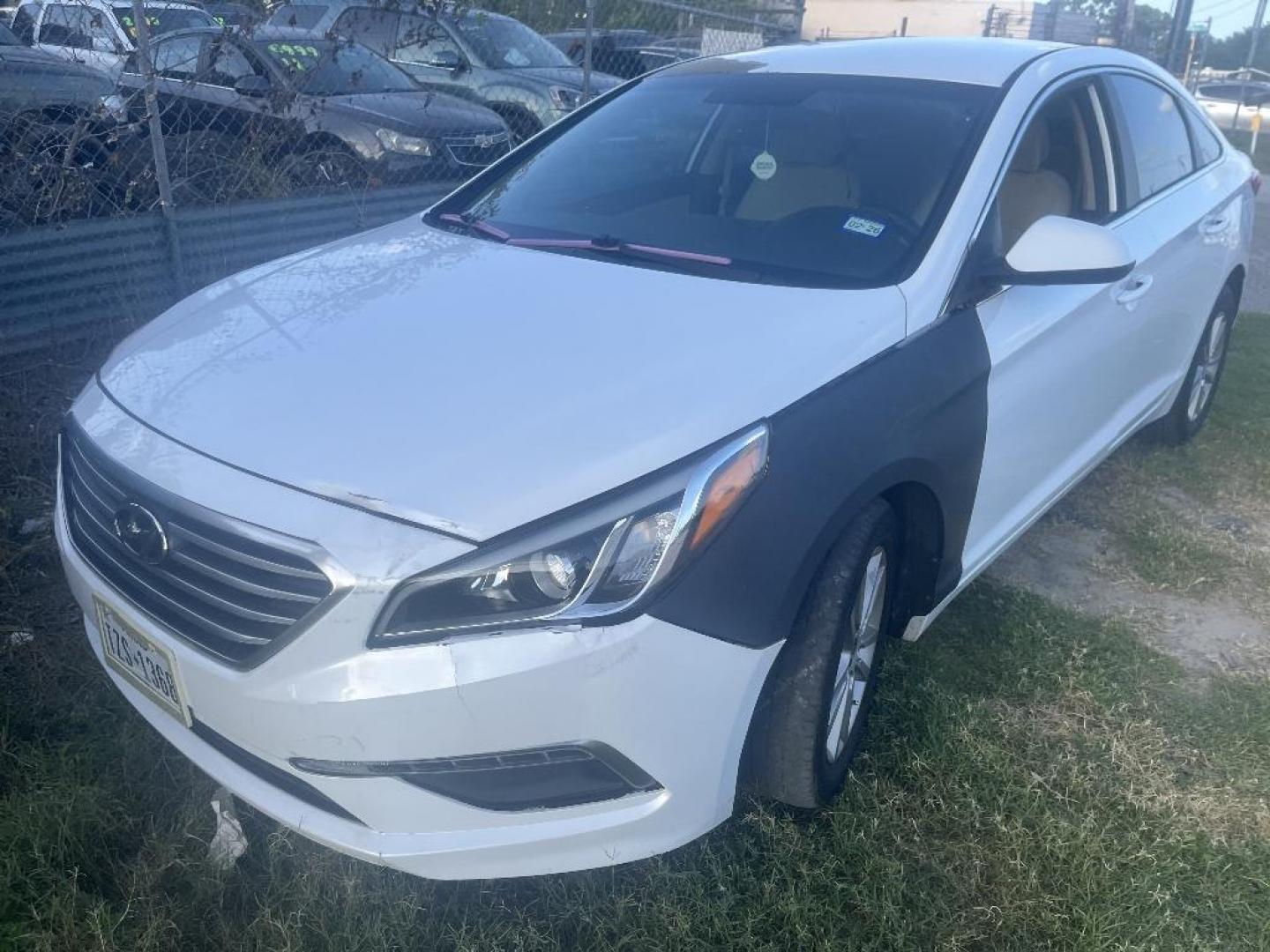 2015 WHITE HYUNDAI SONATA SE (5NPE24AF8FH) with an 2.4L L4 DOHC 16V engine, AUTOMATIC transmission, located at 2303 West Mt. Houston, Houston, 77038, (281) 507-3956, 29.771597, -95.339569 - Photo#4