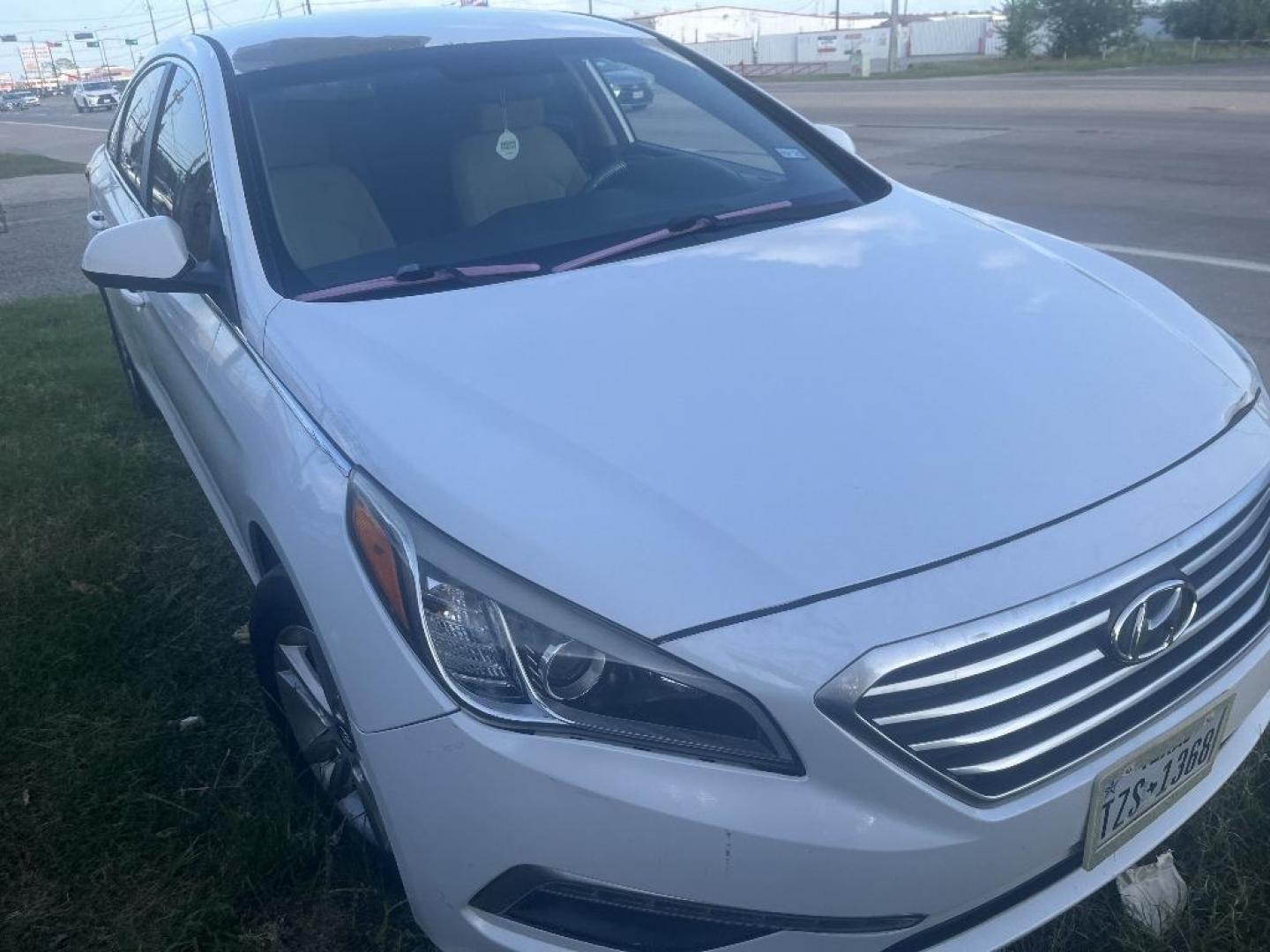 2015 WHITE HYUNDAI SONATA SE (5NPE24AF8FH) with an 2.4L L4 DOHC 16V engine, AUTOMATIC transmission, located at 2303 West Mt. Houston, Houston, 77038, (281) 507-3956, 29.771597, -95.339569 - Photo#5