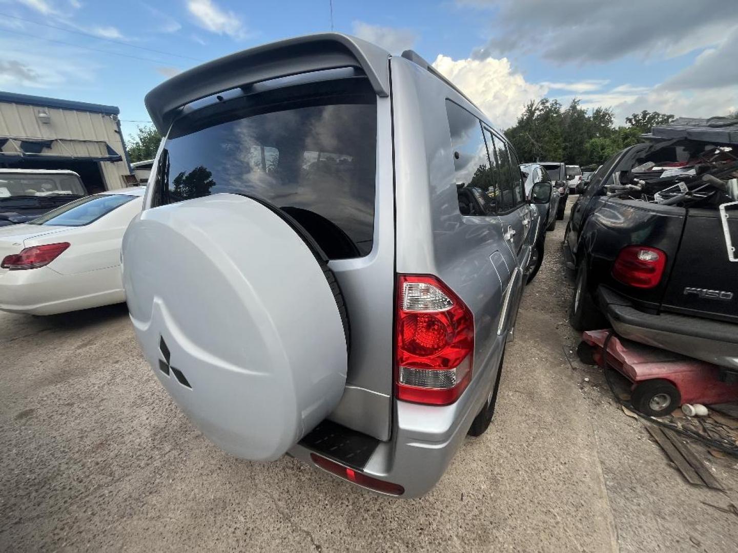 2006 GRAY MITSUBISHI MONTERO Limited 4WD (JA4MW51S66J) with an 3.8L V6 SOHC 24V engine, AUTOMATIC transmission, located at 2303 West Mt. Houston, Houston, 77038, (281) 507-3956, 29.771597, -95.339569 - Photo#1