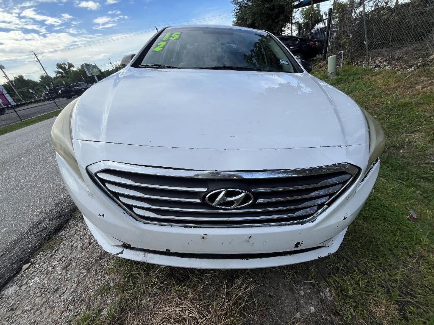 2015 WHITE HYUNDAI SONATA SE (5NPE24AF8FH) with an 2.4L L4 DOHC 16V engine, AUTOMATIC transmission, located at 2303 West Mt. Houston, Houston, 77038, (281) 507-3956, 29.771597, -95.339569 - Photo#1