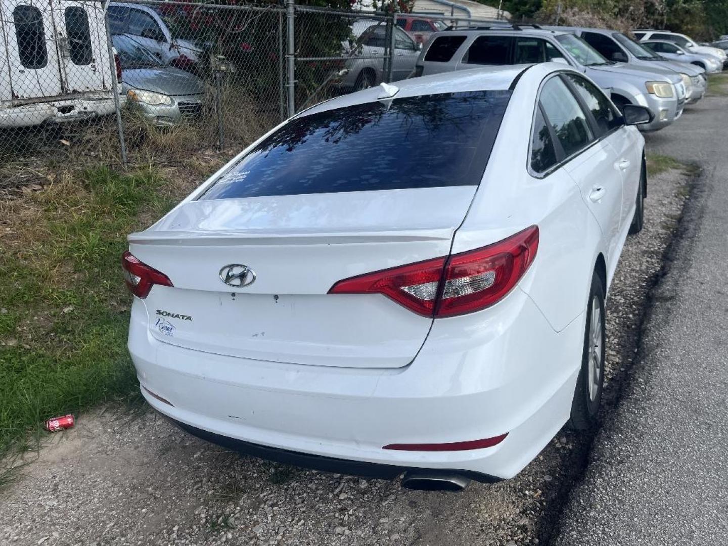 2015 WHITE HYUNDAI SONATA SE (5NPE24AF8FH) with an 2.4L L4 DOHC 16V engine, AUTOMATIC transmission, located at 2303 West Mt. Houston, Houston, 77038, (281) 507-3956, 29.771597, -95.339569 - Photo#2