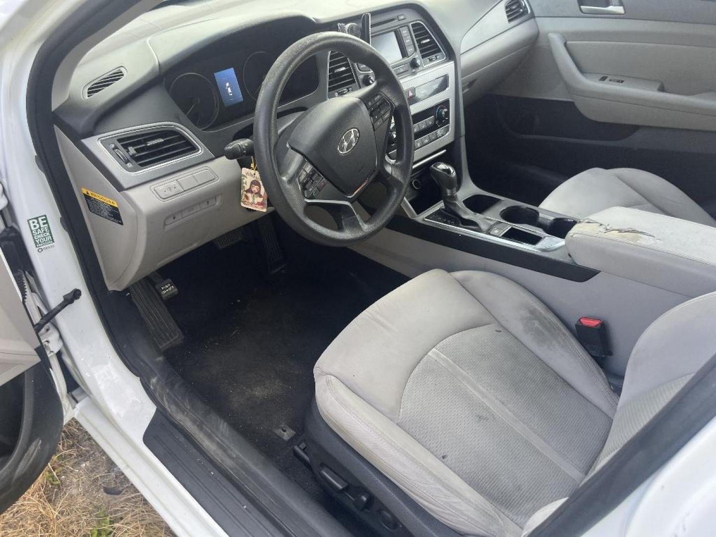 2015 WHITE HYUNDAI SONATA SE (5NPE24AF8FH) with an 2.4L L4 DOHC 16V engine, AUTOMATIC transmission, located at 2303 West Mt. Houston, Houston, 77038, (281) 507-3956, 29.771597, -95.339569 - Photo#5