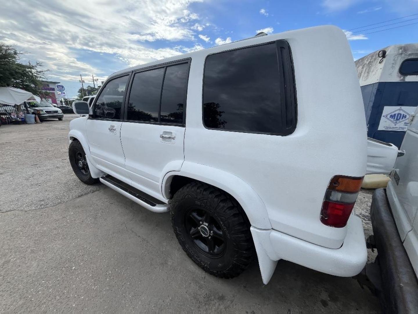 1999 WHITE ISUZU TROOPER S 4WD (JACDJ58X0X7) with an 3.5L V6 DFI DOHC engine, AUTOMATIC transmission, located at 2303 West Mt. Houston, Houston, 77038, (281) 507-3956, 29.771597, -95.339569 - Photo#1