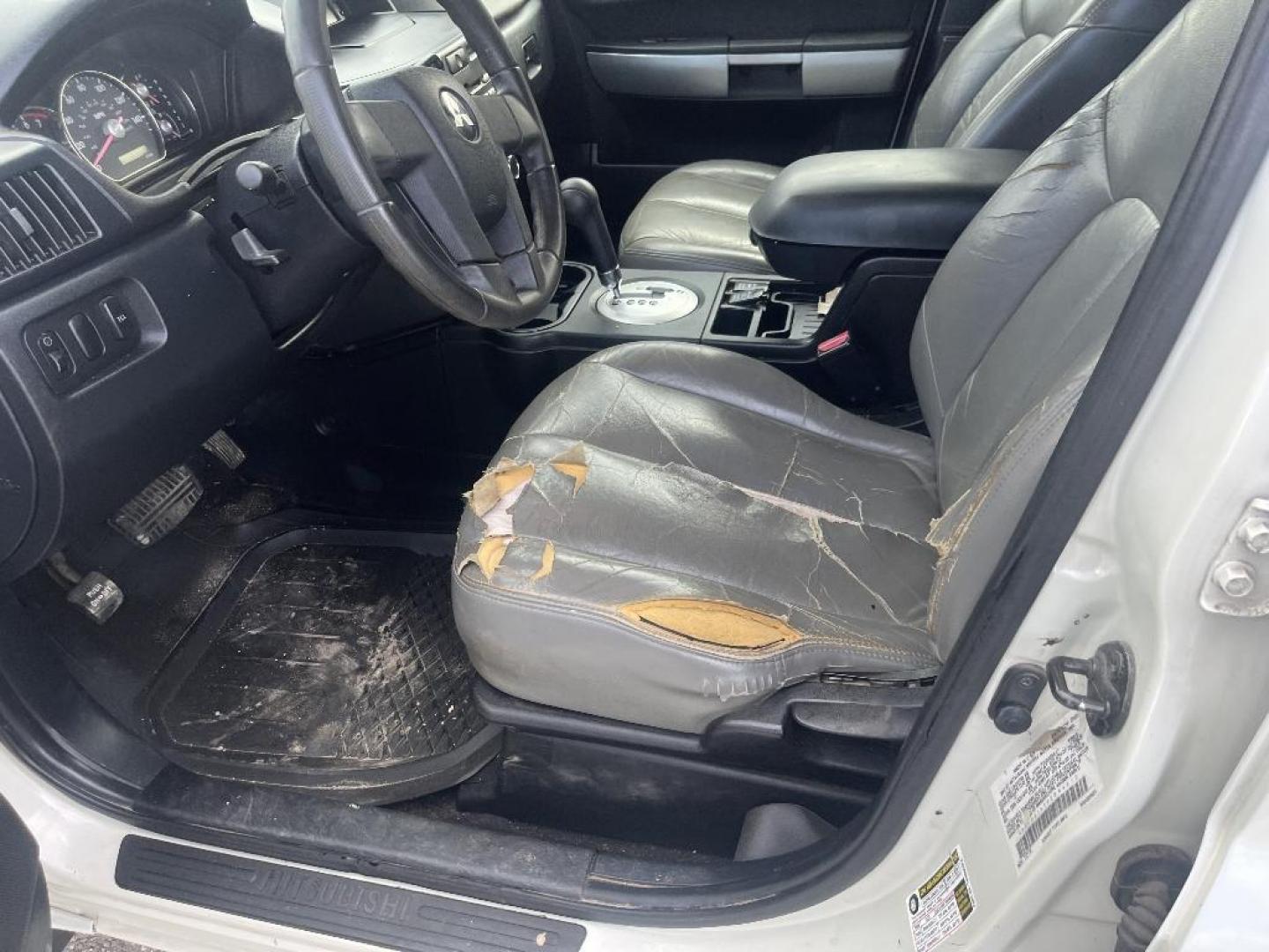 2006 WHITE MITSUBISHI ENDEAVOR LS FWD (4A4MM21S36E) with an 3.8L V6 SOHC 24V engine, AUTOMATIC transmission, located at 2303 West Mt. Houston, Houston, 77038, (281) 507-3956, 29.771597, -95.339569 - Photo#5
