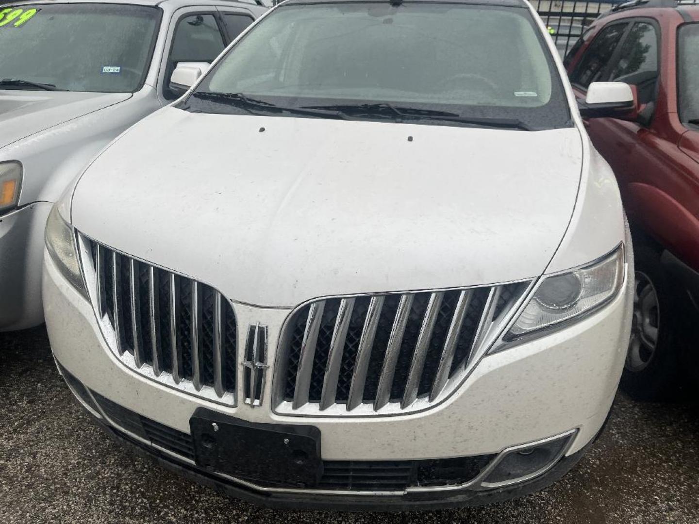2013 WHITE LINCOLN MKX FWD (2LMDJ6JK8DB) with an 3.7L V6 DOHC 24V engine, AUTOMATIC transmission, located at 2303 West Mt. Houston, Houston, 77038, (281) 507-3956, 29.771597, -95.339569 - Photo#3