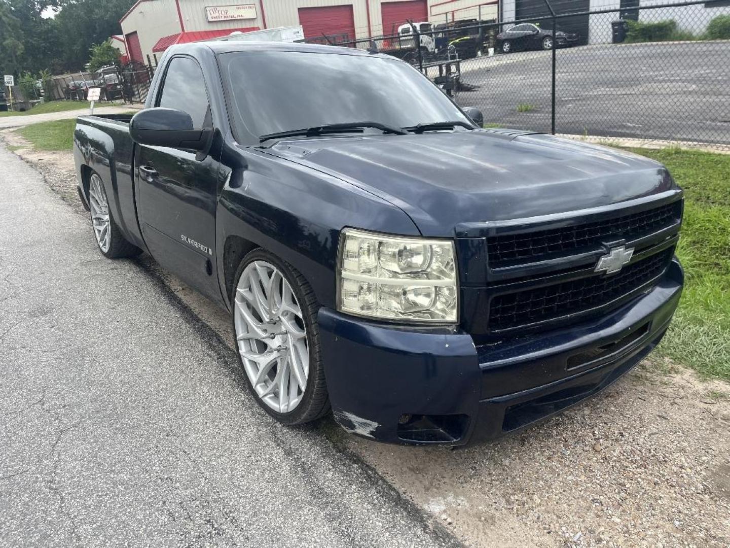 2007 BLUE CHEVROLET SILVERADO 1500 LT1 2WD (1GCEC14057Z) with an 5.3L V8 OHV 16V FFV engine, AUTOMATIC transmission, located at 2303 West Mt. Houston, Houston, 77038, (281) 507-3956, 29.771597, -95.339569 - Photo#0