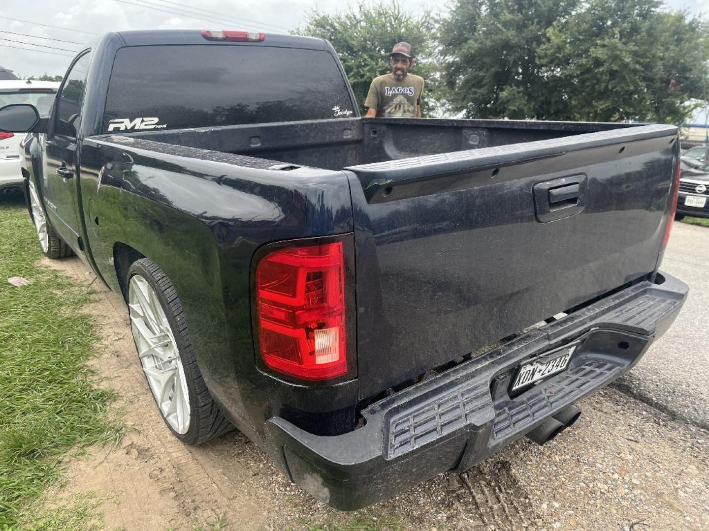 2007 BLUE CHEVROLET SILVERADO 1500 LT1 2WD (1GCEC14057Z) with an 5.3L V8 OHV 16V FFV engine, AUTOMATIC transmission, located at 2303 West Mt. Houston, Houston, 77038, (281) 507-3956, 29.771597, -95.339569 - Photo#1