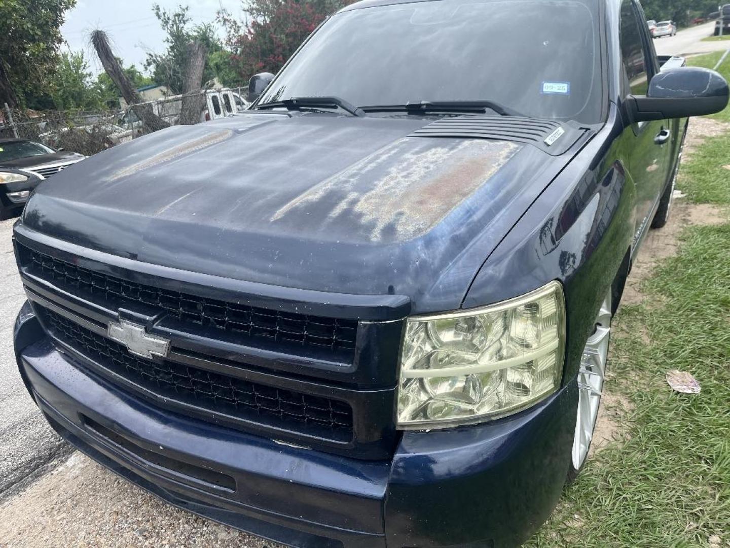 2007 BLUE CHEVROLET SILVERADO 1500 LT1 2WD (1GCEC14057Z) with an 5.3L V8 OHV 16V FFV engine, AUTOMATIC transmission, located at 2303 West Mt. Houston, Houston, 77038, (281) 507-3956, 29.771597, -95.339569 - Photo#4