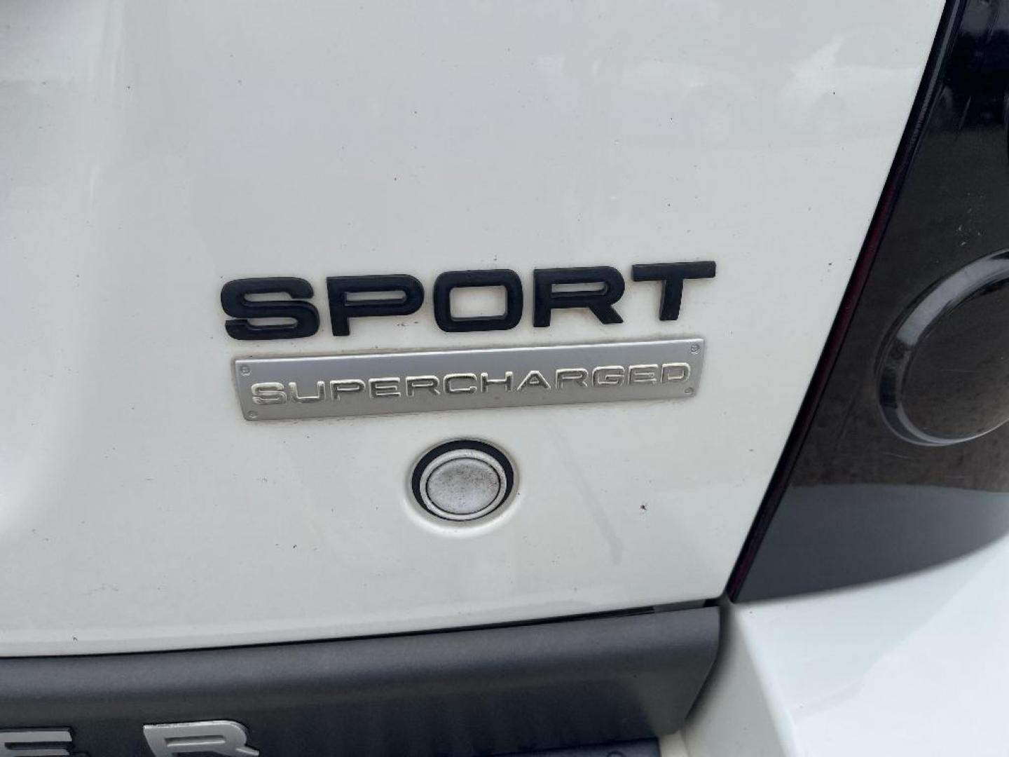 2006 WHITE LAND ROVER RANGE ROVER SPORT Supercharged (SALSH23456A) with an 4.2L V8 DOHC 32V SUPERCHARGED engine, AUTOMATIC transmission, located at 2303 West Mt. Houston, Houston, 77038, (281) 507-3956, 29.771597, -95.339569 - Photo#2