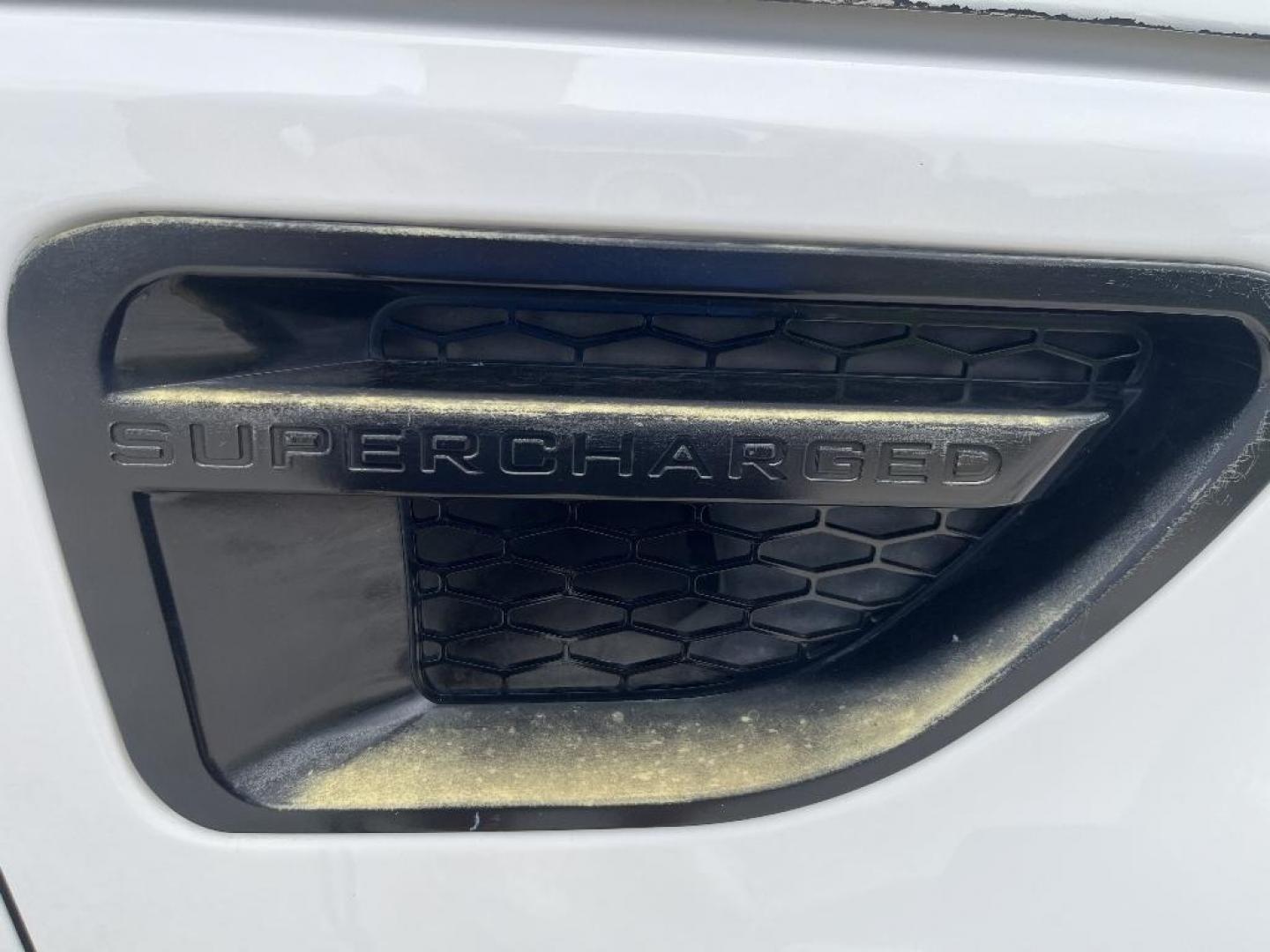 2006 WHITE LAND ROVER RANGE ROVER SPORT Supercharged (SALSH23456A) with an 4.2L V8 DOHC 32V SUPERCHARGED engine, AUTOMATIC transmission, located at 2303 West Mt. Houston, Houston, 77038, (281) 507-3956, 29.771597, -95.339569 - Photo#3