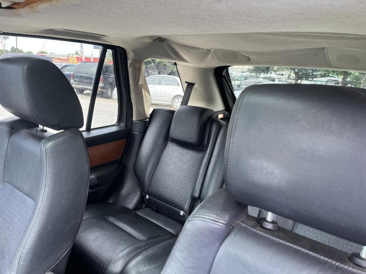 2006 WHITE LAND ROVER RANGE ROVER SPORT Supercharged (SALSH23456A) with an 4.2L V8 DOHC 32V SUPERCHARGED engine, AUTOMATIC transmission, located at 2303 West Mt. Houston, Houston, 77038, (281) 507-3956, 29.771597, -95.339569 - Photo#4
