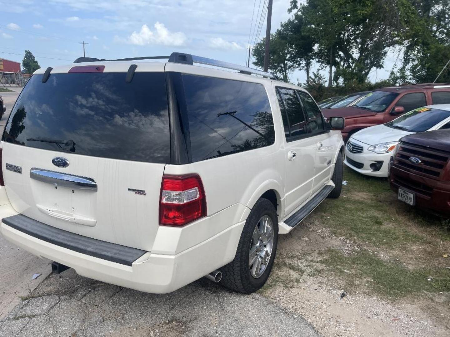 2007 WHITE FORD EXPEDITION EL Limited 2WD (1FMFK19567L) with an 5.4L V8 SOHC 16V engine, AUTOMATIC transmission, located at 2303 West Mt. Houston, Houston, 77038, (281) 507-3956, 29.771597, -95.339569 - Photo#4