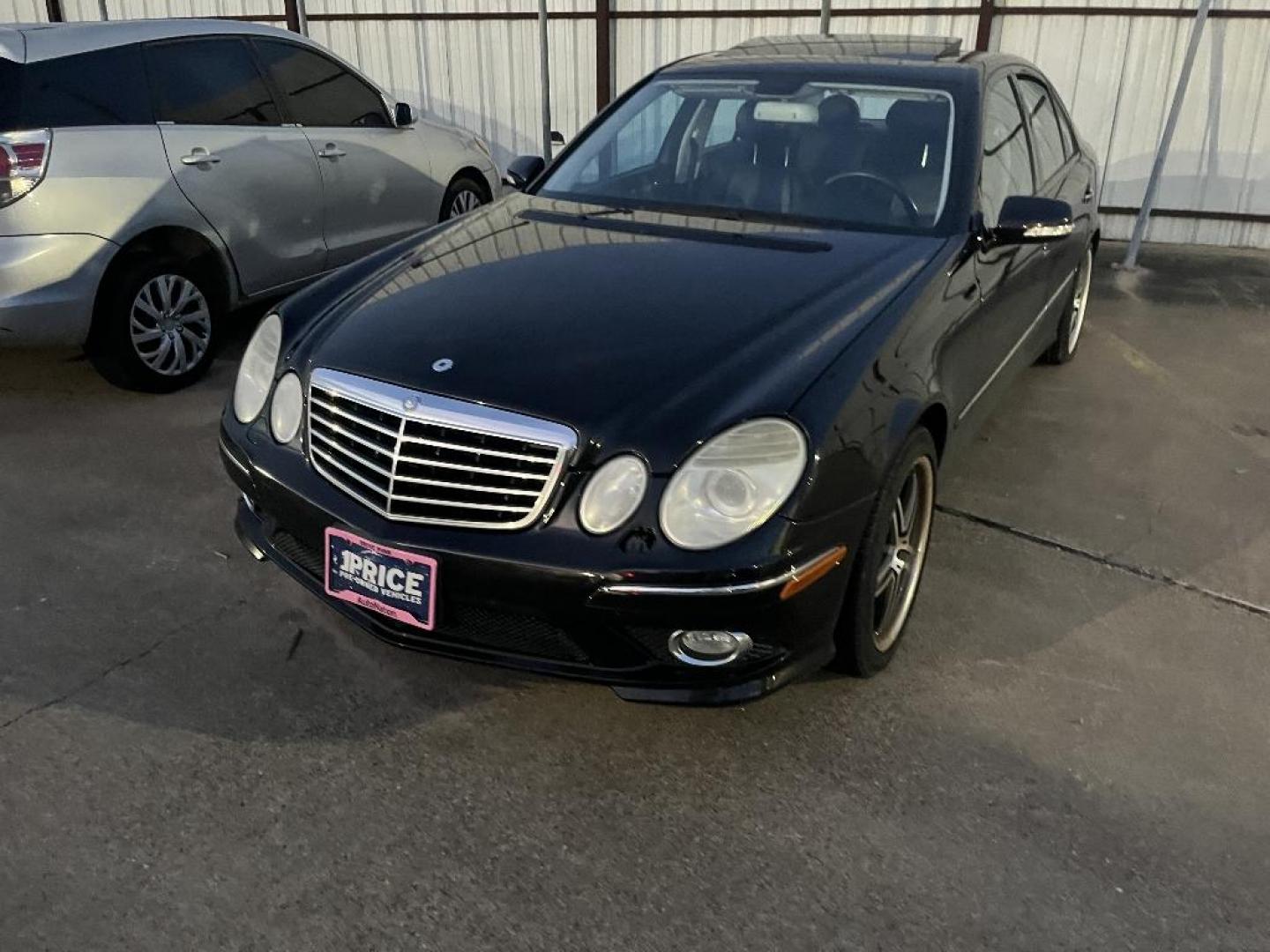 2009 BLACK MERCEDES-BENZ E-CLASS E350 Luxury Sedan (WDBUF56X69B) with an 3.5L V6 DOHC 24V engine, AUTOMATIC transmission, located at 2303 West Mt. Houston, Houston, 77038, (281) 507-3956, 29.771597, -95.339569 - Photo#0