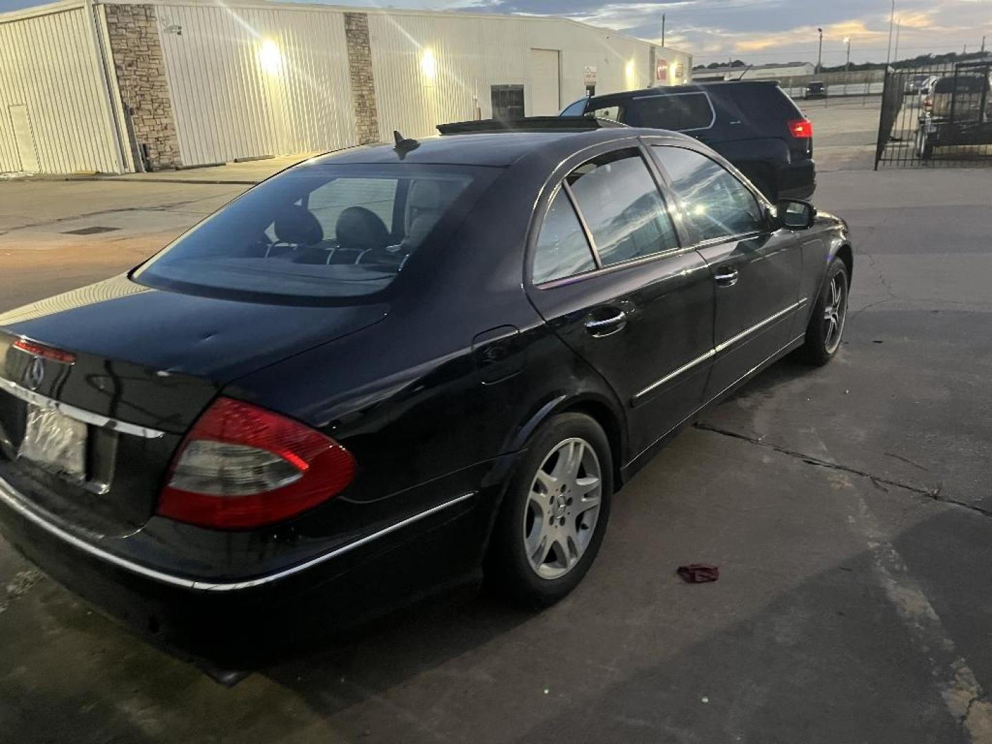 2009 BLACK MERCEDES-BENZ E-CLASS E350 Luxury Sedan (WDBUF56X69B) with an 3.5L V6 DOHC 24V engine, AUTOMATIC transmission, located at 2303 West Mt. Houston, Houston, 77038, (281) 507-3956, 29.771597, -95.339569 - Photo#3