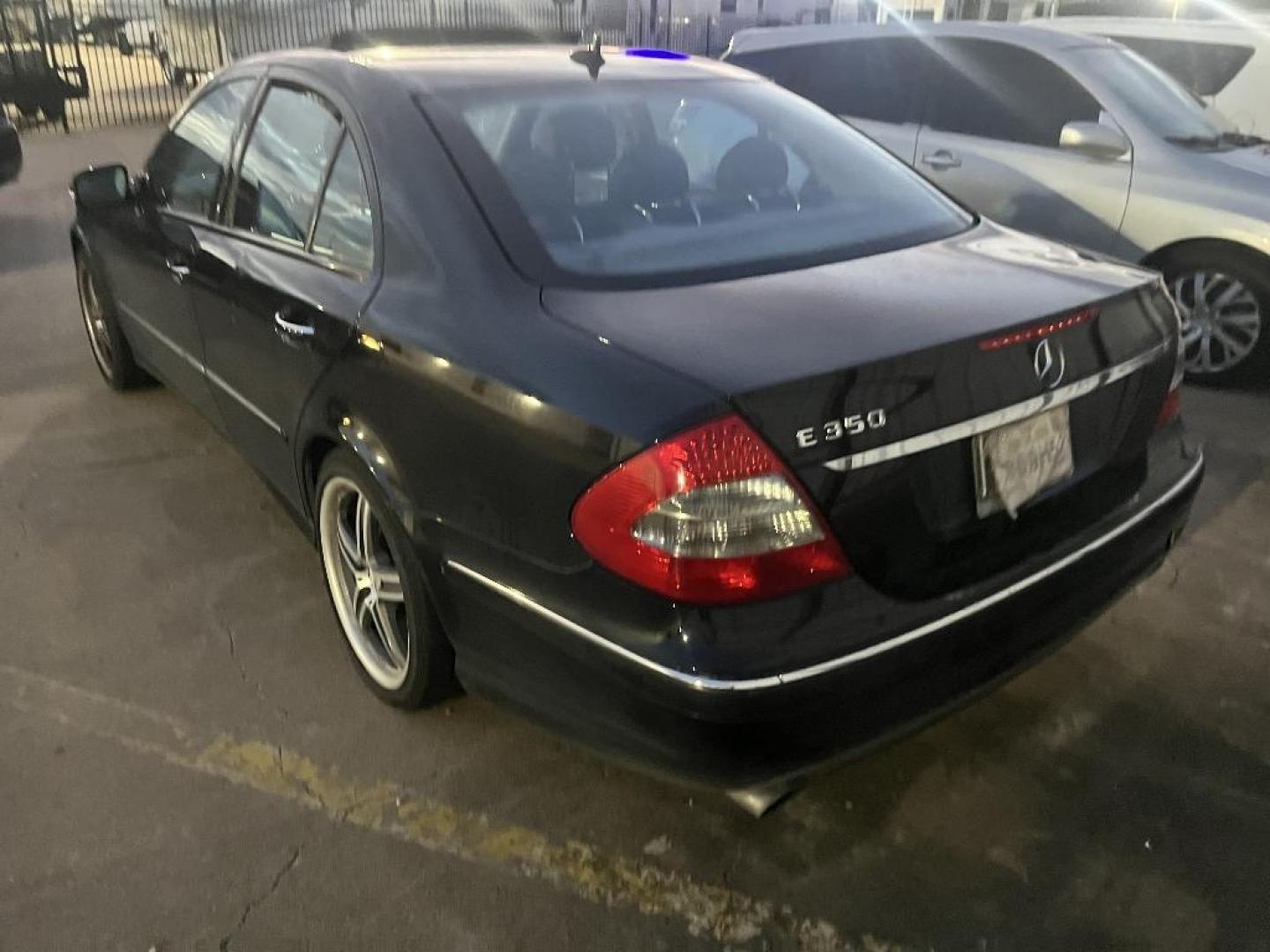 2009 BLACK MERCEDES-BENZ E-CLASS E350 Luxury Sedan (WDBUF56X69B) with an 3.5L V6 DOHC 24V engine, AUTOMATIC transmission, located at 2303 West Mt. Houston, Houston, 77038, (281) 507-3956, 29.771597, -95.339569 - Photo#4