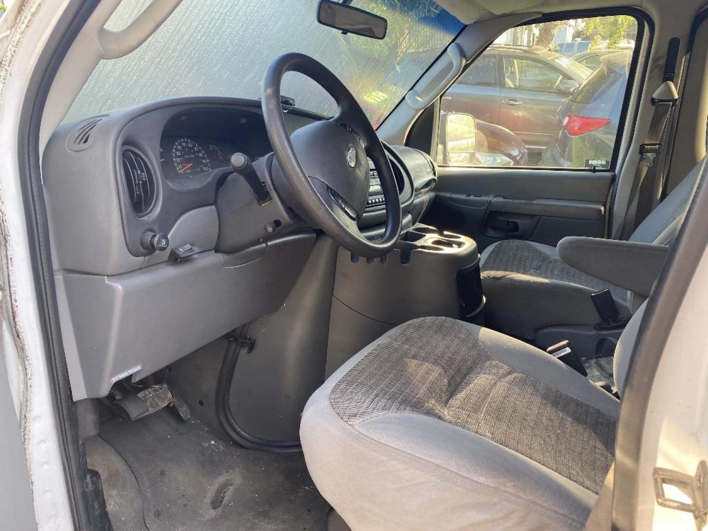 2003 WHITE FORD ECONOLINE E-350 Super Duty Extended (1FBSS31L63H) with an 5.4L V8 SOHC 16V engine, AUTOMATIC transmission, located at 2303 West Mt. Houston, Houston, 77038, (281) 507-3956, 29.771597, -95.339569 - Photo#2