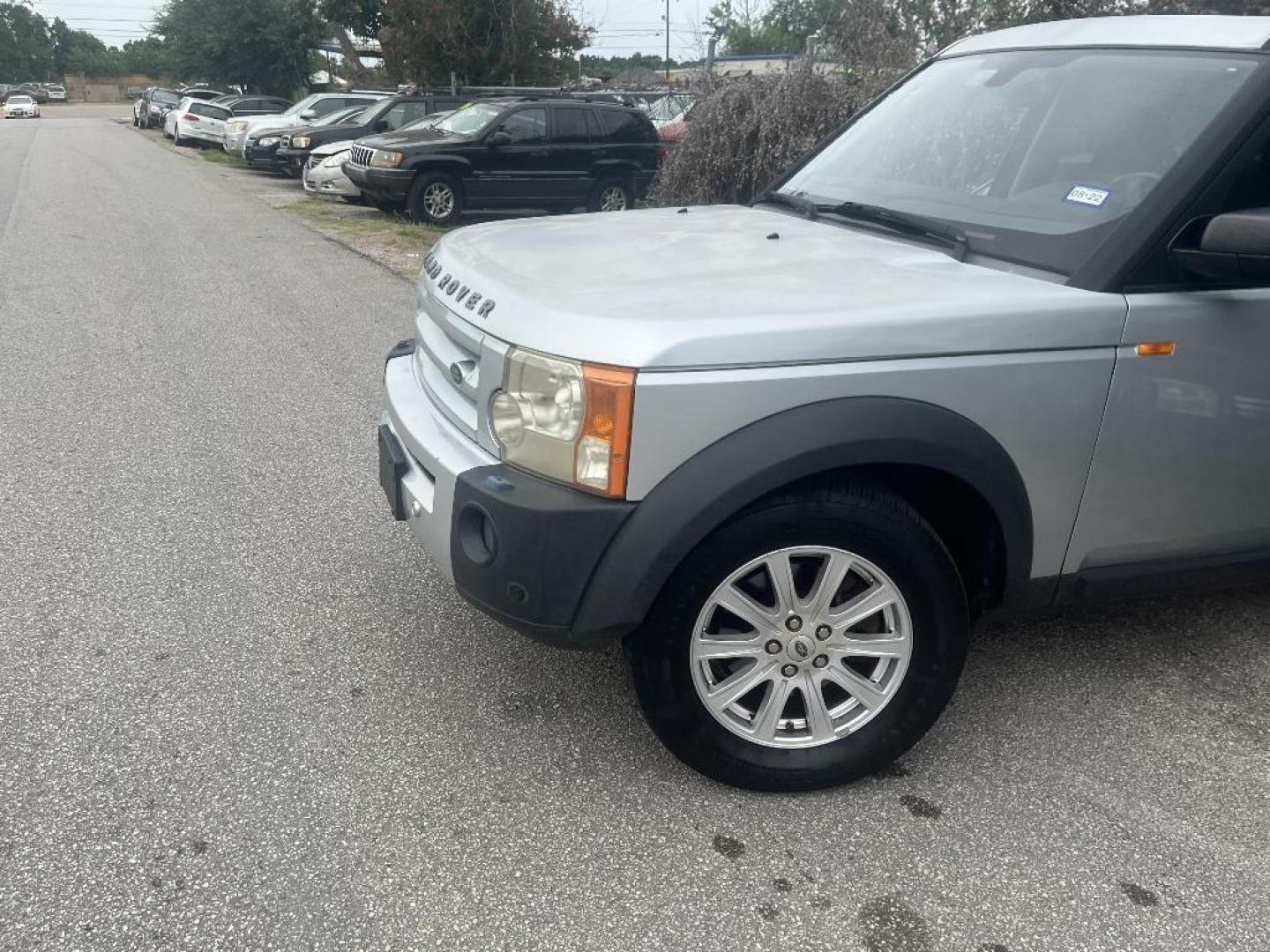 2008 GRAY LAND ROVER LR3 SE (SALAE25458A) with an 4.4L V8 DOHC 32V engine, AUTOMATIC transmission, located at 2303 West Mt. Houston, Houston, 77038, (281) 507-3956, 29.771597, -95.339569 - Photo#5