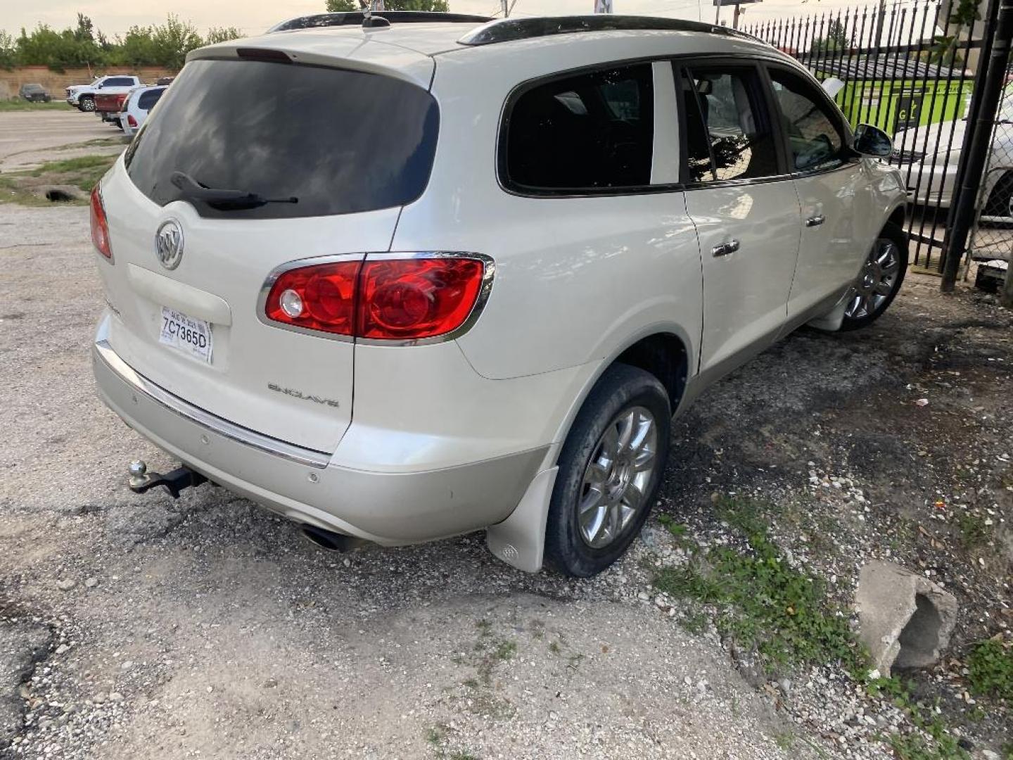 2012 WHITE BUICK ENCLAVE Leather FWD (5GAKRCED0CJ) with an 3.6L V6 DOHC 24V engine, AUTOMATIC transmission, located at 2303 West Mt. Houston, Houston, 77038, (281) 507-3956, 29.771597, -95.339569 - Photo#3