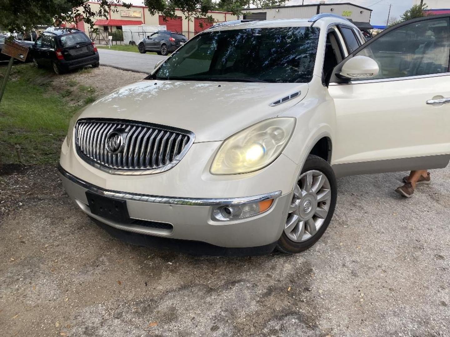 2012 WHITE BUICK ENCLAVE Leather FWD (5GAKRCED0CJ) with an 3.6L V6 DOHC 24V engine, AUTOMATIC transmission, located at 2303 West Mt. Houston, Houston, 77038, (281) 507-3956, 29.771597, -95.339569 - Photo#4
