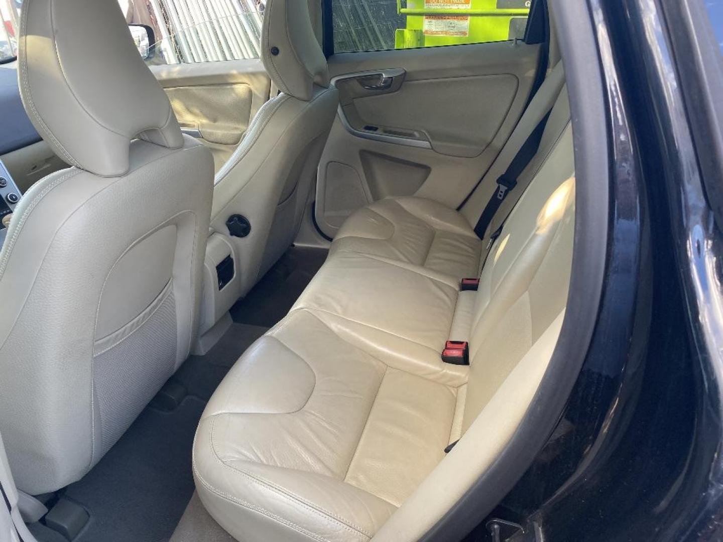 2010 GRAY VOLVO XC60 T6 FWD (YV4982DL6A2) with an 3.0L L6 DOHC 24V TURBO engine, AUTOMATIC transmission, located at 2303 West Mt. Houston, Houston, 77038, (281) 507-3956, 29.771597, -95.339569 - Photo#4