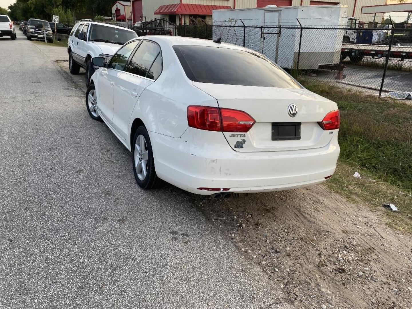 2013 WHITE VOLKSWAGEN JETTA TDI (3VWLL7AJ3DM) with an 2.0L L4 DOHC 16V DIESEL TURBO engine, AUTOMATIC transmission, located at 2303 West Mt. Houston, Houston, 77038, (281) 507-3956, 29.771597, -95.339569 - Photo#2