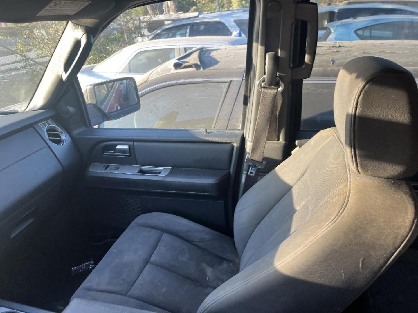 2008 RED FORD EXPEDITION XLT 2WD (1FMFU15578L) with an 5.4L V8 SOHC 16V engine, AUTOMATIC transmission, located at 2303 West Mt. Houston, Houston, 77038, (281) 507-3956, 29.771597, -95.339569 - Photo#4