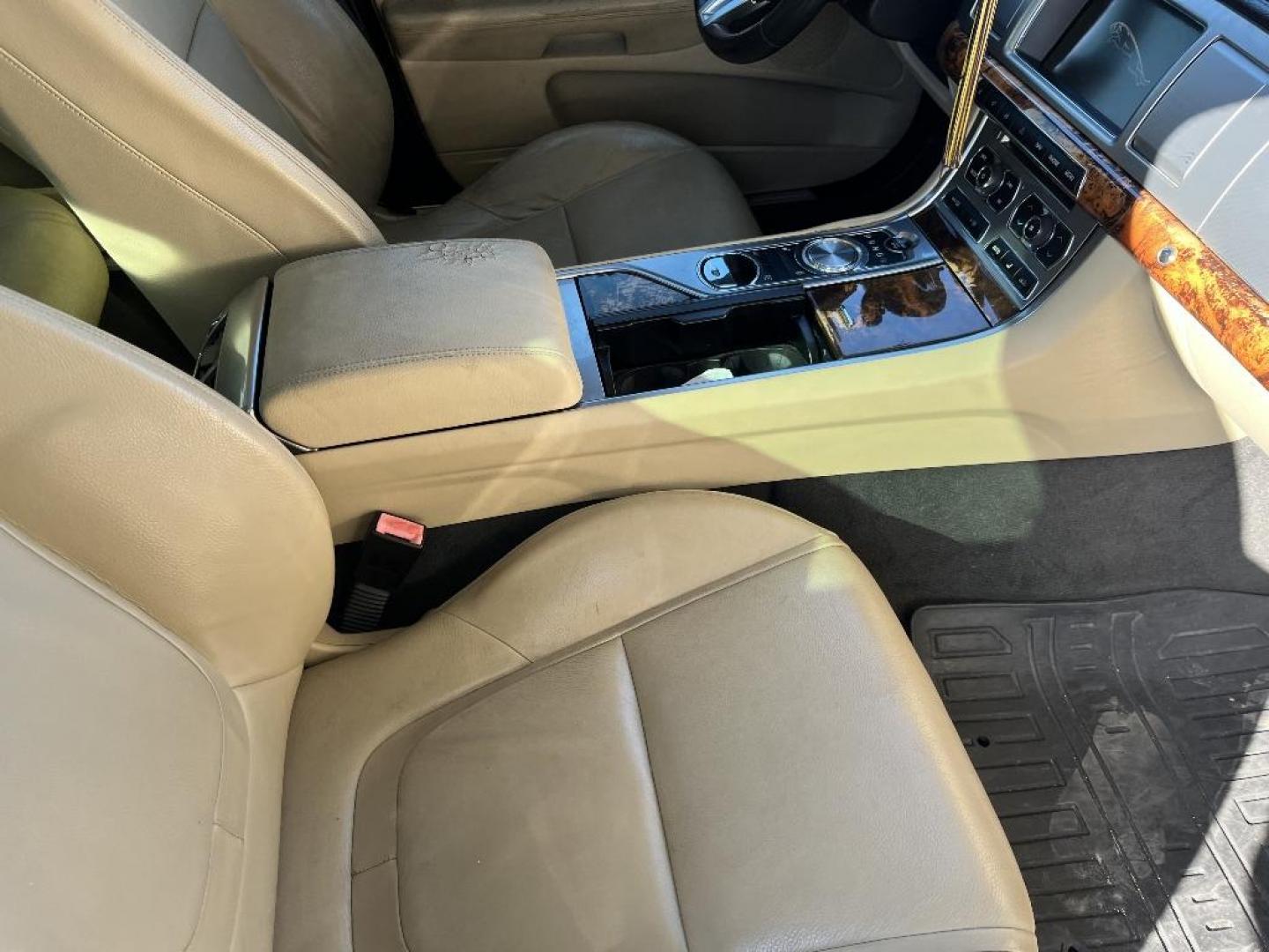 2014 WHITE JAGUAR XF-SERIES XF Supercharged (SAJWA0EX6E8) with an 5.0L V8 DOHC 32V SUPERCHARGED engine, AUTOMATIC transmission, located at 2303 West Mt. Houston, Houston, 77038, (281) 507-3956, 29.771597, -95.339569 - Photo#3