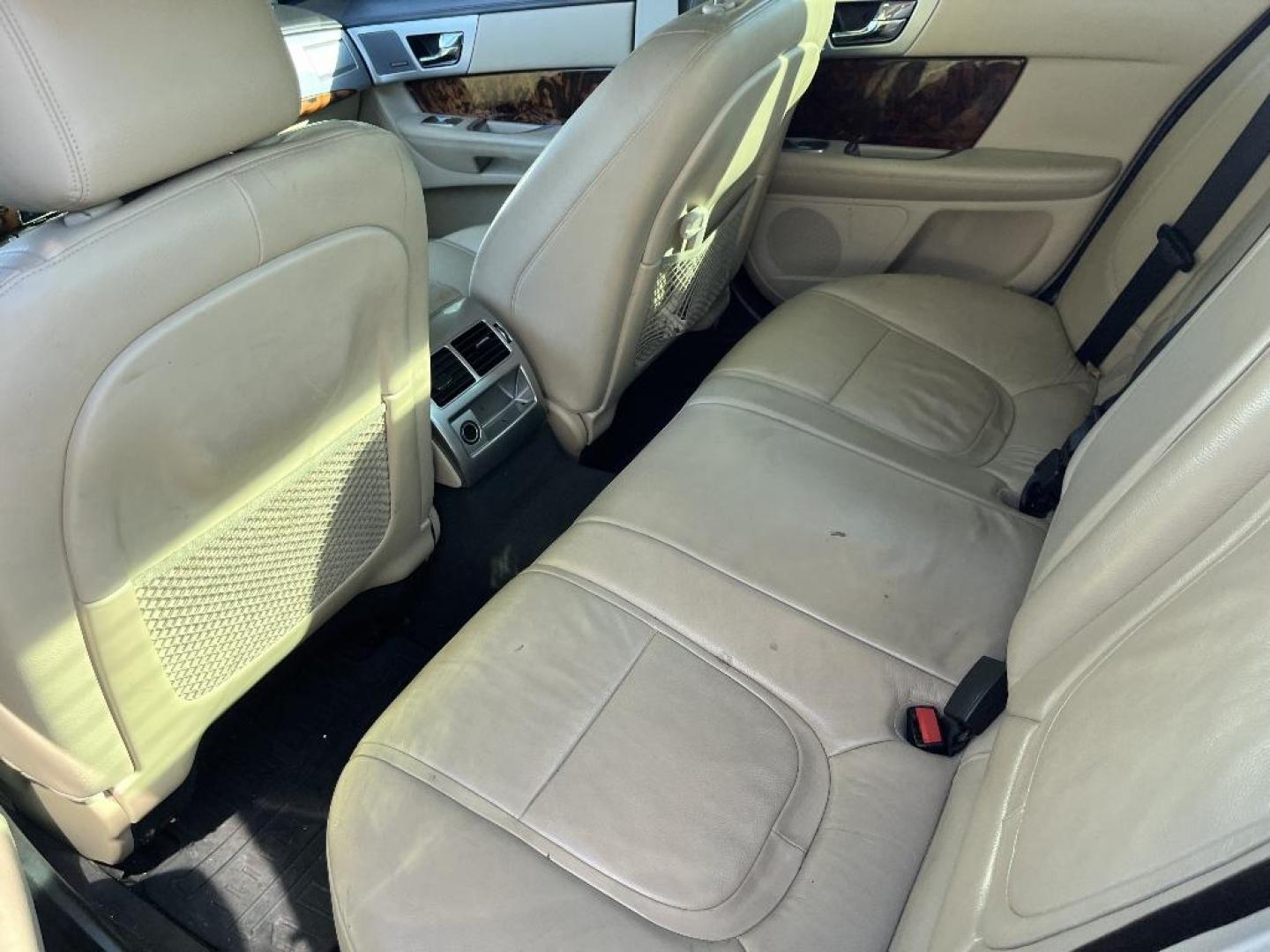 2014 WHITE JAGUAR XF-SERIES XF Supercharged (SAJWA0EX6E8) with an 5.0L V8 DOHC 32V SUPERCHARGED engine, AUTOMATIC transmission, located at 2303 West Mt. Houston, Houston, 77038, (281) 507-3956, 29.771597, -95.339569 - Photo#4