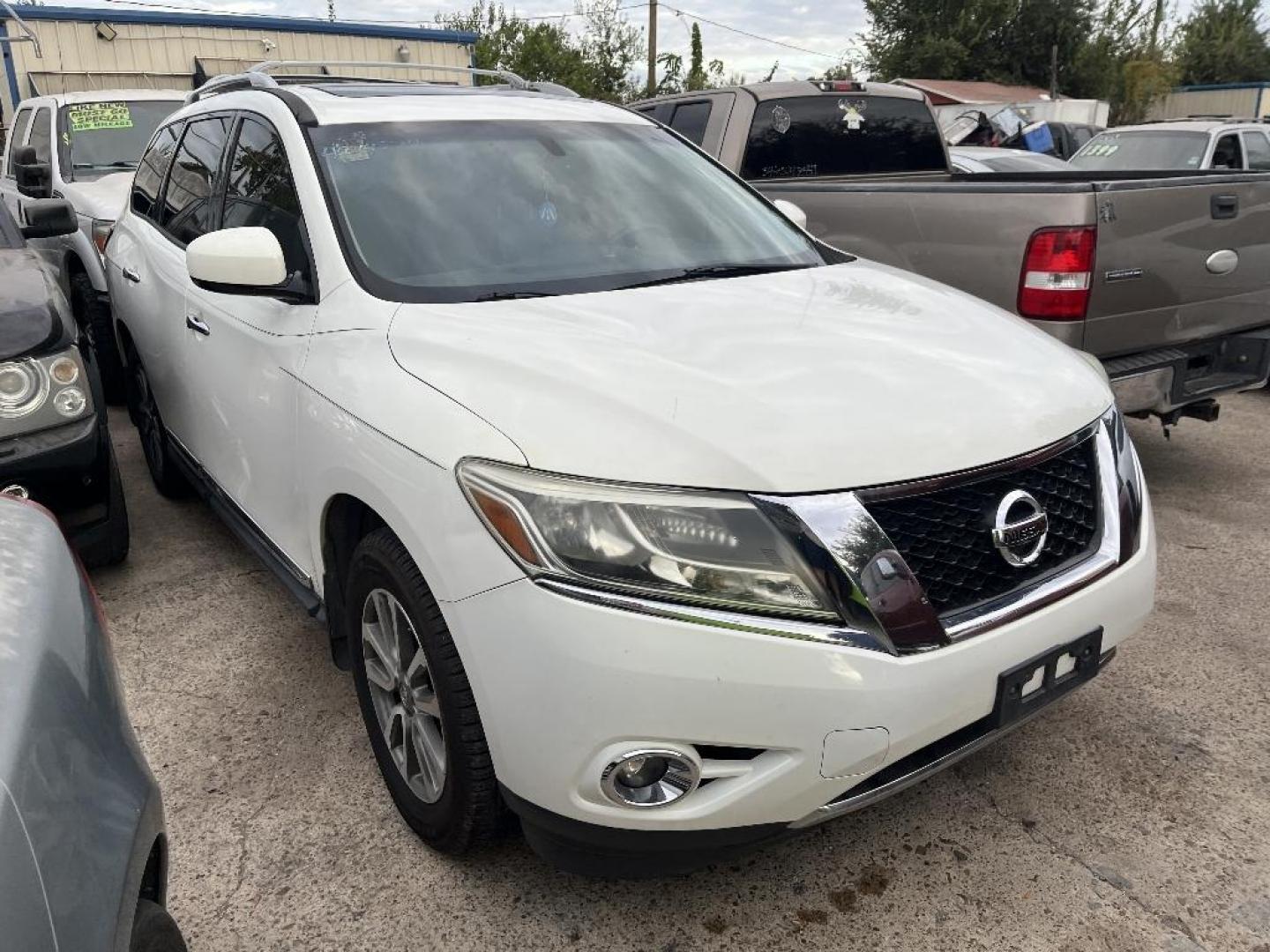 2013 WHITE NISSAN PATHFINDER LE 2WD (5N1AR2MNXDC) with an 3.5L V6 DOHC 24V engine, AUTOMATIC transmission, located at 2303 West Mt. Houston, Houston, 77038, (281) 507-3956, 29.771597, -95.339569 - Photo#0