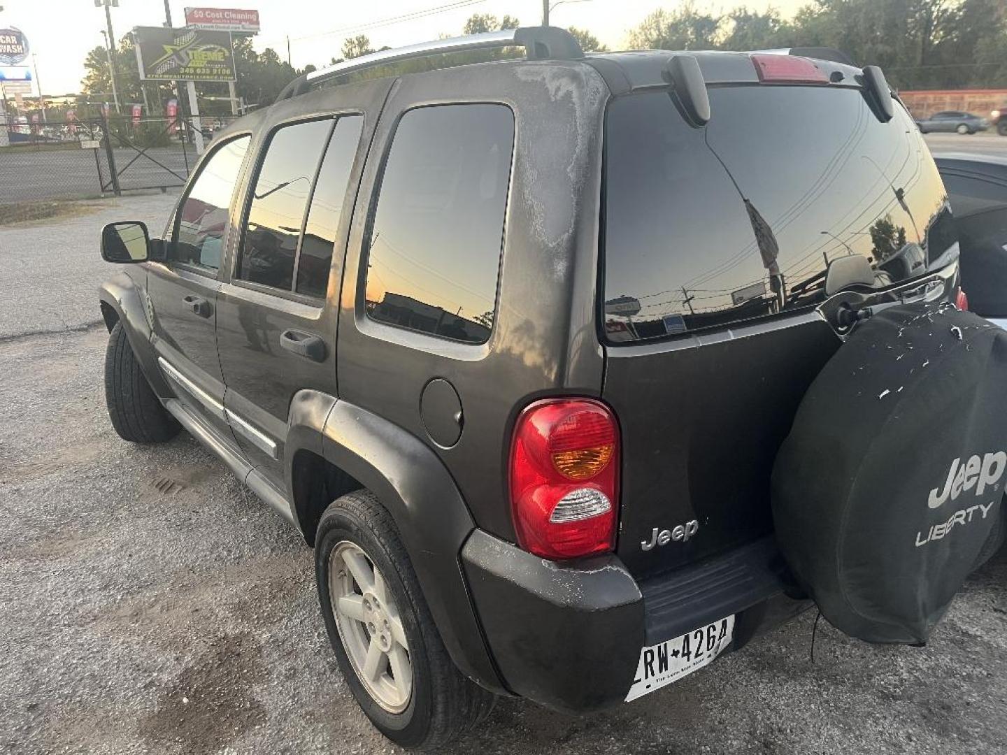 2005 GRAY JEEP LIBERTY Limited 2WD (1J4GK58K05W) with an 3.7L V6 SOHC 12V engine, 4-SPEED AUTOMATIC transmission, located at 2303 West Mt. Houston, Houston, 77038, (281) 507-3956, 29.771597, -95.339569 - Photo#1