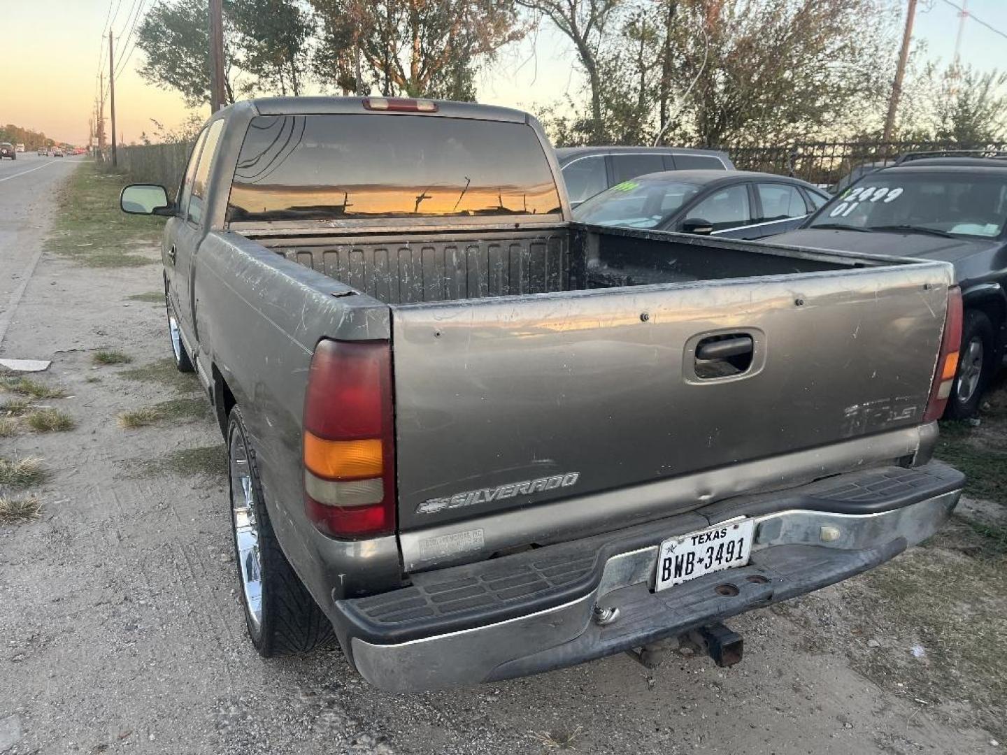 2001 GRAY CHEVROLET SILVERADO 1500 Ext. Cab Short Bed 2WD (2GCEC19T611) with an 5.3L V8 OHV 16V engine, AUTOMATIC transmission, located at 2303 West Mt. Houston, Houston, 77038, (281) 507-3956, 29.771597, -95.339569 - Photo#2