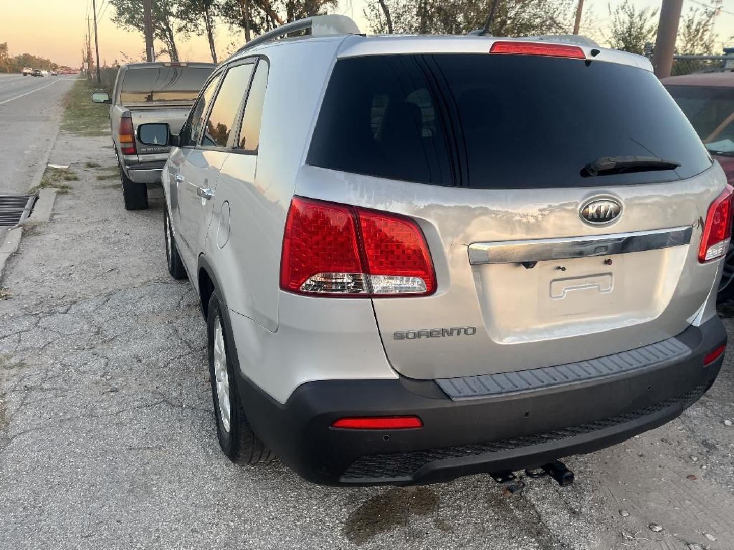 2012 GRAY KIA SORENTO LX 2WD (5XYKT3A62CG) with an 2.4L L4 DOHC 16V engine, AUTOMATIC transmission, located at 2303 West Mt. Houston, Houston, 77038, (281) 507-3956, 29.771597, -95.339569 - Photo#3