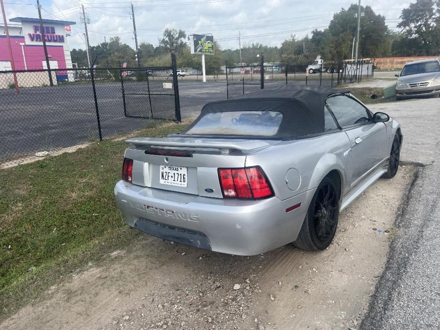 2001 GRAY FORD MUSTANG Deluxe Convertible (1FAFP44451F) with an 3.8L V6 OHV 12V engine, AUTOMATIC transmission, located at 2303 West Mt. Houston, Houston, 77038, (281) 507-3956, 29.771597, -95.339569 - Photo#2