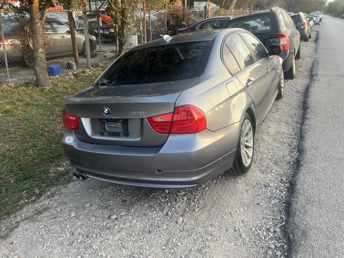 2009 GRAY BMW 3-SERIES 328xi (WBAPK73549A) with an 3.0L L6 DOHC 24V engine, AUTOMATIC transmission, located at 2303 West Mt. Houston, Houston, 77038, (281) 507-3956, 29.771597, -95.339569 - Photo#2