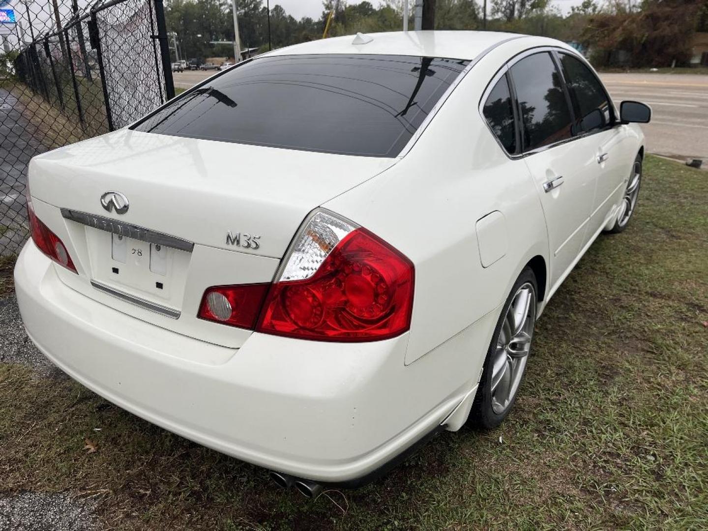 2007 WHITE INFINITI M 35 Sedan (JNKAY01E07M) with an 3.5L V6 DOHC 24V engine, AUTOMATIC transmission, located at 2303 West Mt. Houston, Houston, 77038, (281) 507-3956, 29.771597, -95.339569 - Photo#3