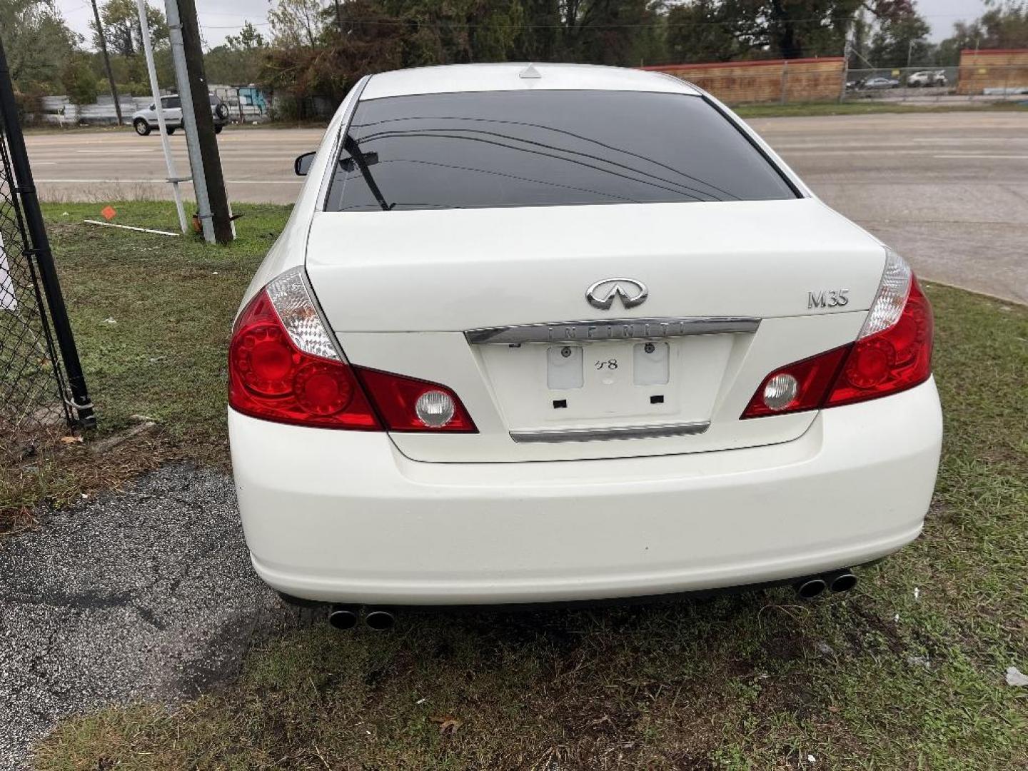 2007 WHITE INFINITI M 35 Sedan (JNKAY01E07M) with an 3.5L V6 DOHC 24V engine, AUTOMATIC transmission, located at 2303 West Mt. Houston, Houston, 77038, (281) 507-3956, 29.771597, -95.339569 - Photo#4