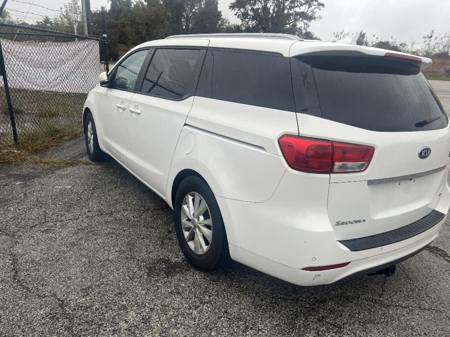 2016 WHITE KIA SEDONA LX (KNDMB5C17G6) with an 3.3L V6 DOHC 24V engine, AUTOMATIC transmission, located at 2303 West Mt. Houston, Houston, 77038, (281) 507-3956, 29.771597, -95.339569 - Photo#3